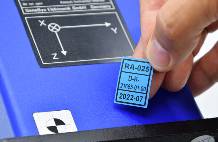 Shows the DAkkS calibration sticker and its information.